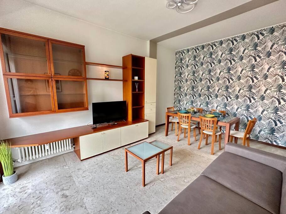 Low Cost Holiday An Business House And Free Park By Revenue House Como Exterior foto